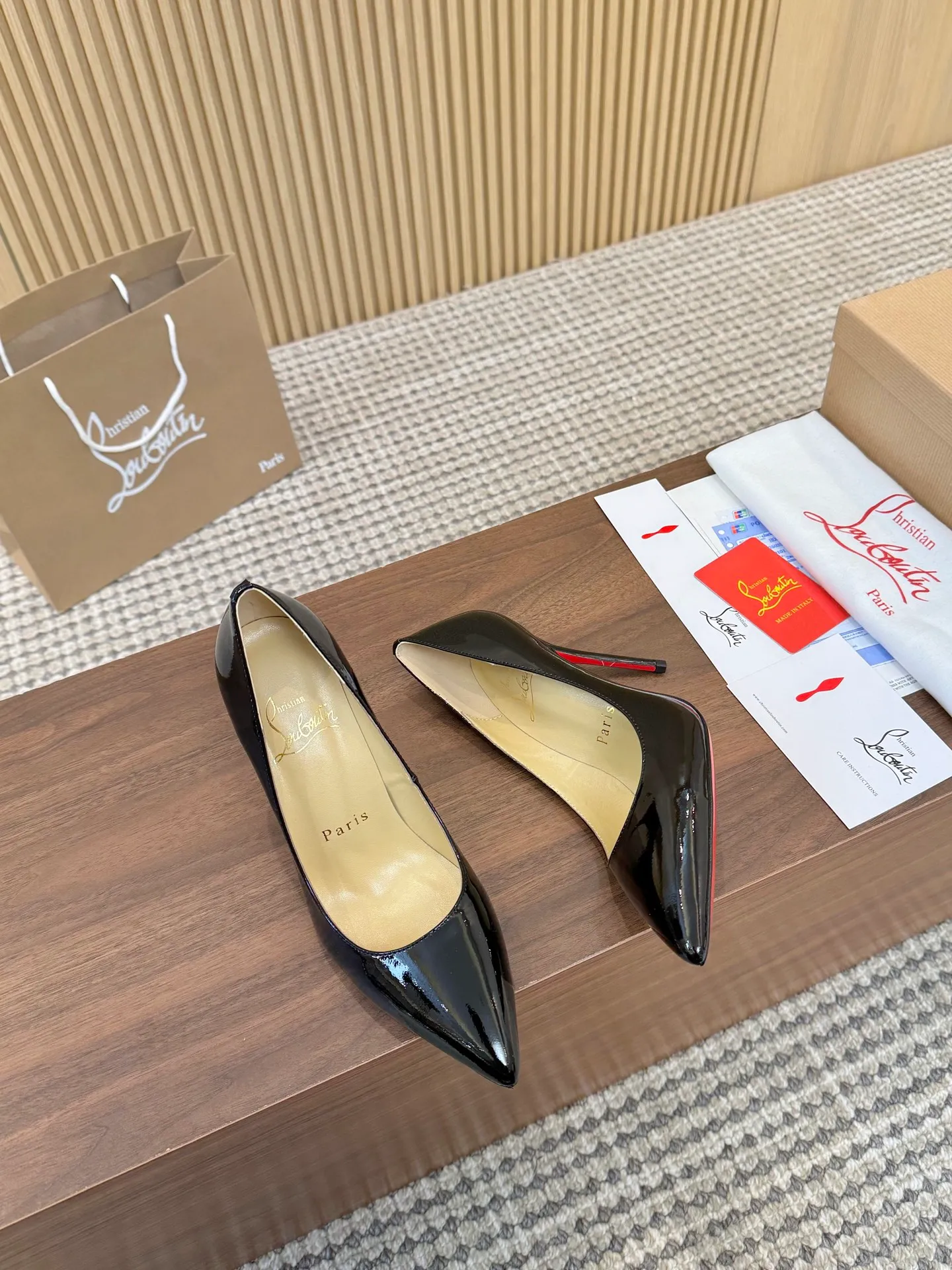 👟👟Ex-factory price 440👟👟 Genuine leather sole +40 Year-round shipment💝Christian Louboutin CL👠 Classic "💎Cow Patent Leather💎Series" noble and luxurious, real blingbling✨ Real materials, all customized by the pattern maker, and the materials are made of original customized materials, achieving the taste of the original 6 color options💍 Upper: imported 👉cow patent leather💪 lining: sheepskin foot pad/lining code number: 34-40.41.42 heel height: two options: 10.5cm and 8.5cm